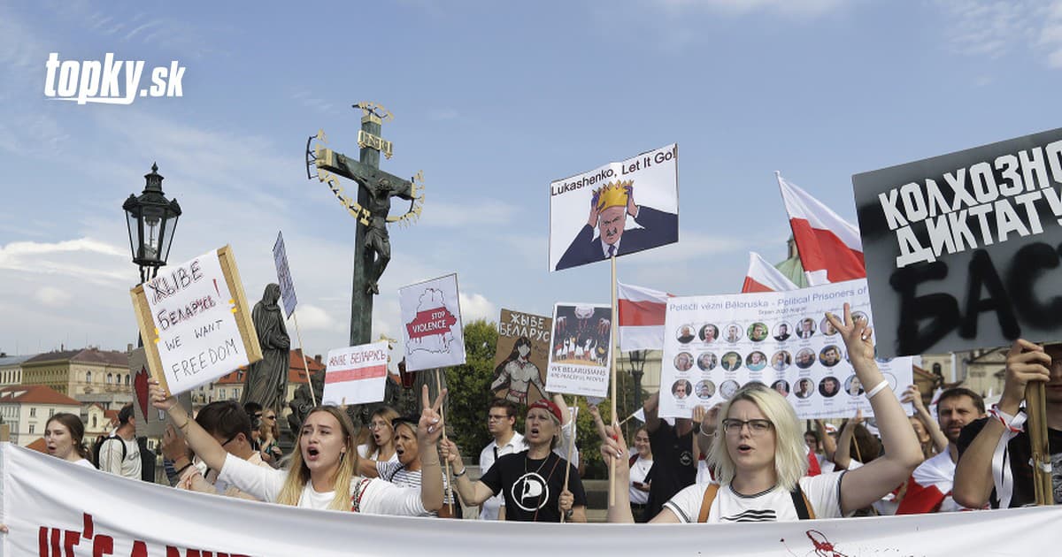 Photo of FOTO Protest v Bratislave a Prahe: Ľudia nesúhlasia so situáciou v Bielorusku